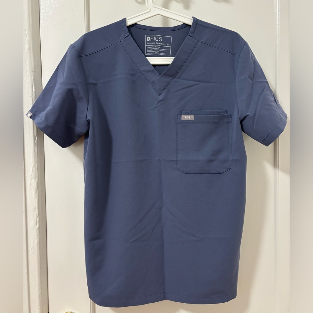 Figs- Space Navy Three-Pocket Scrub Top men’s XS